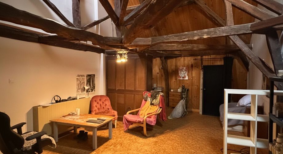 Périgord Noir, en plein centre de Montignac, petit immeuble en pierre de taille avec boutique et appartement indépendant.