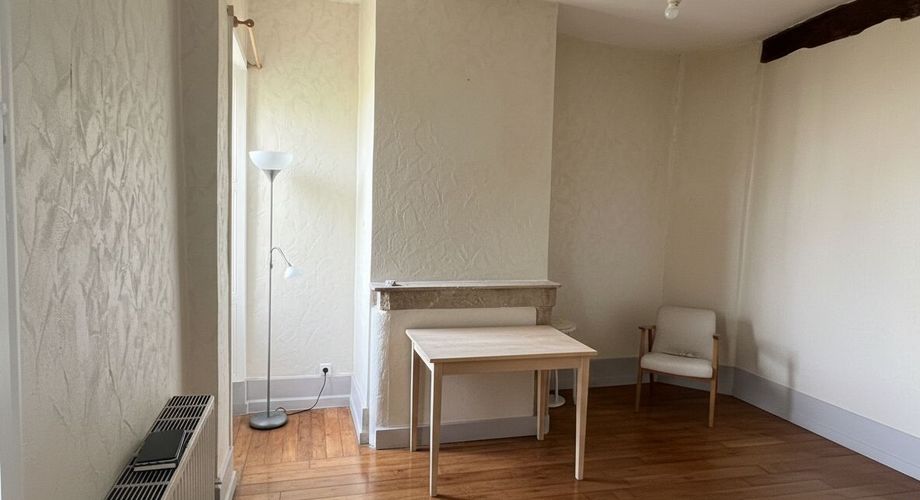 Périgord Noir, en plein centre de Montignac, petit immeuble en pierre de taille avec boutique et appartement indépendant.