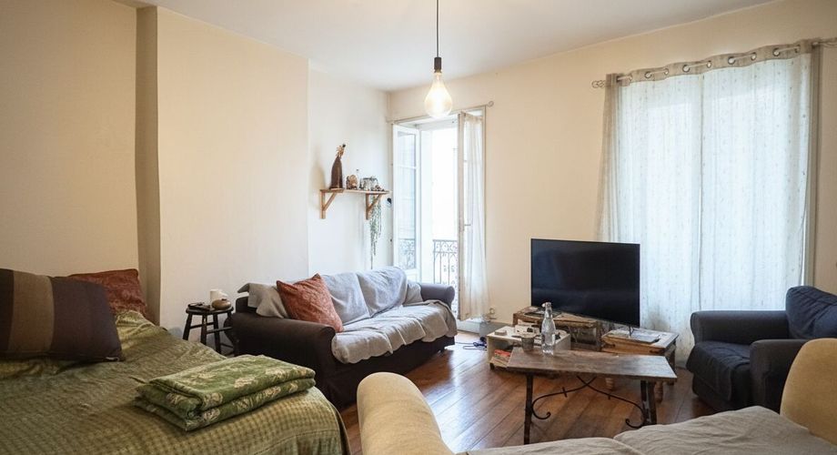Périgord Noir, en plein centre de Montignac, petit immeuble en pierre de taille avec boutique et appartement indépendant.