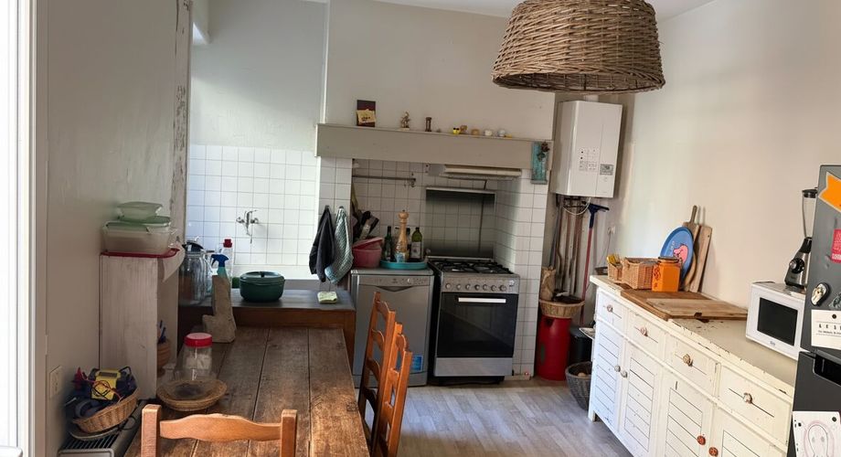 Périgord Noir, en plein centre de Montignac, petit immeuble en pierre de taille avec boutique et appartement indépendant.