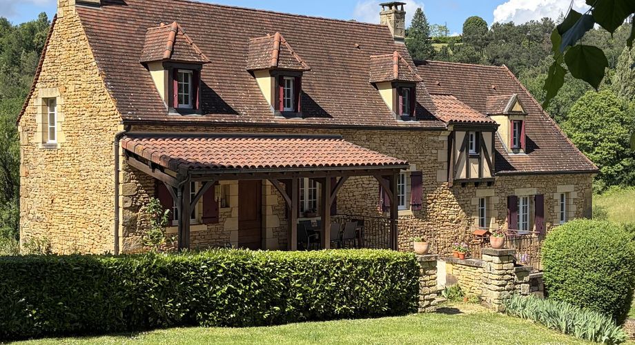 Ancienne ferme périgourdine rénovée sur 15 hectares à 6 kilomètres de Sarlat.