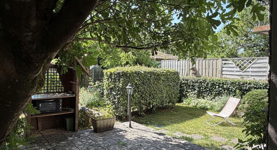 Au coeur de Montignac, avec un très beau jardin intimiste, parfait pied-à-terre de 70 m² habitable.
