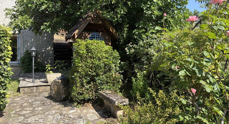Au coeur de Montignac, avec un très beau jardin intimiste, parfait pied-à-terre de 70 m² habitable.