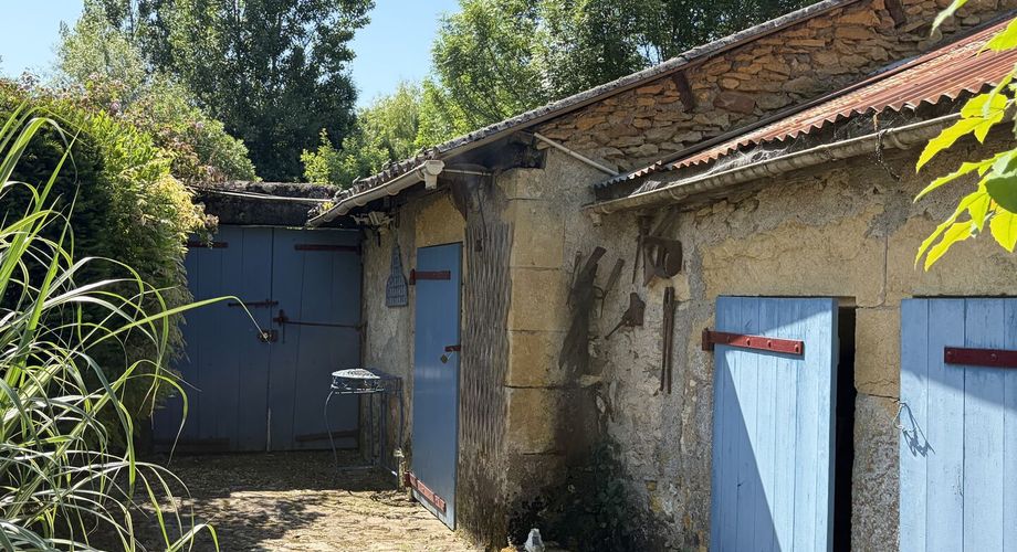 Au coeur de Montignac, avec un très beau jardin intimiste, parfait pied-à-terre de 70 m² habitable.