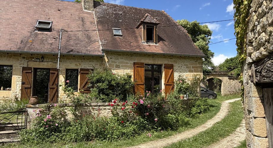 Propriété sur 2 hectares située dans un très beau cadre de campagne, à moins de 10 minutes de Sarlat.
