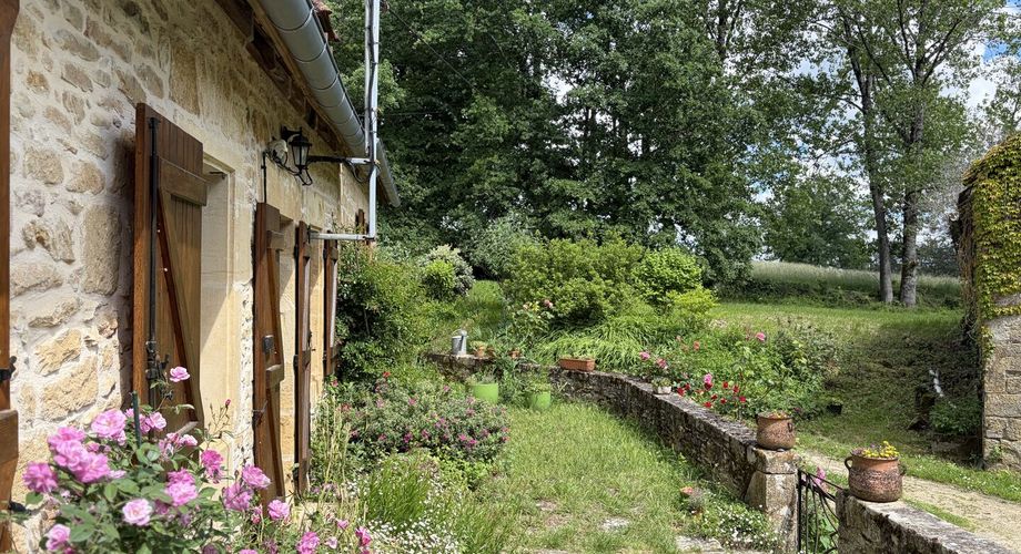 Propriété sur 2 hectares située dans un très beau cadre de campagne, à moins de 10 minutes de Sarlat.