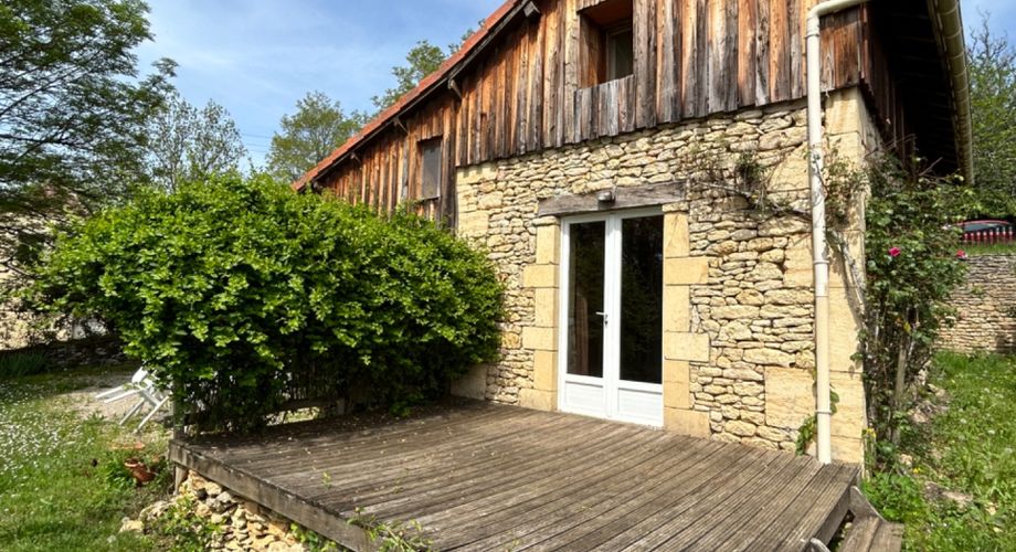 Périgord Noir, maison au coeur d'un hameau, proche commerces et sites touristiques.
