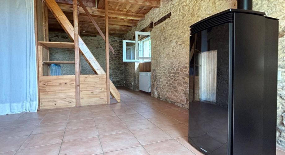 Périgord Noir, maison au coeur d'un hameau, proche commerces et sites touristiques.