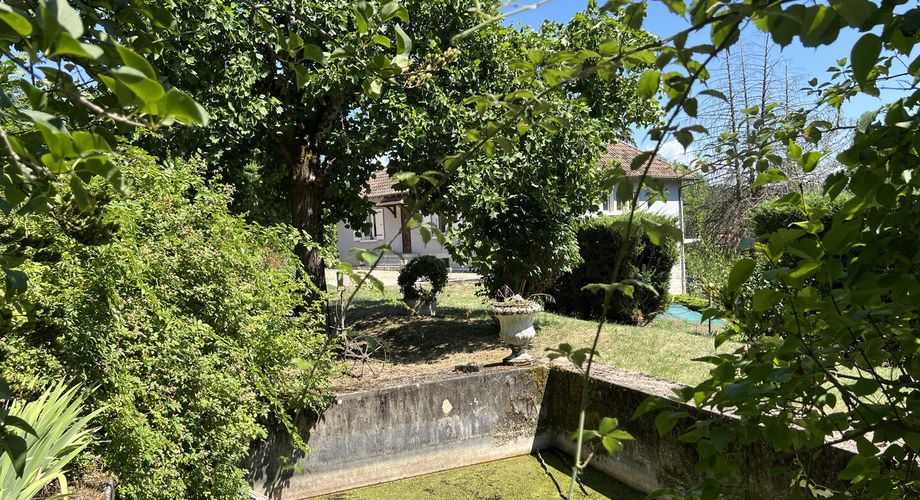 Dans le bourg de Thenon, avec l'ensemble des services et commerces à proximité, maison de 170 m² habitables avec sous-sol et garage sur 3196 m² de terrain arboré.