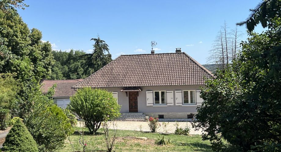 Dans le bourg de Thenon, avec l'ensemble des services et commerces à proximité, maison de 170 m² habitables avec sous-sol et garage sur 3196 m² de terrain arboré.