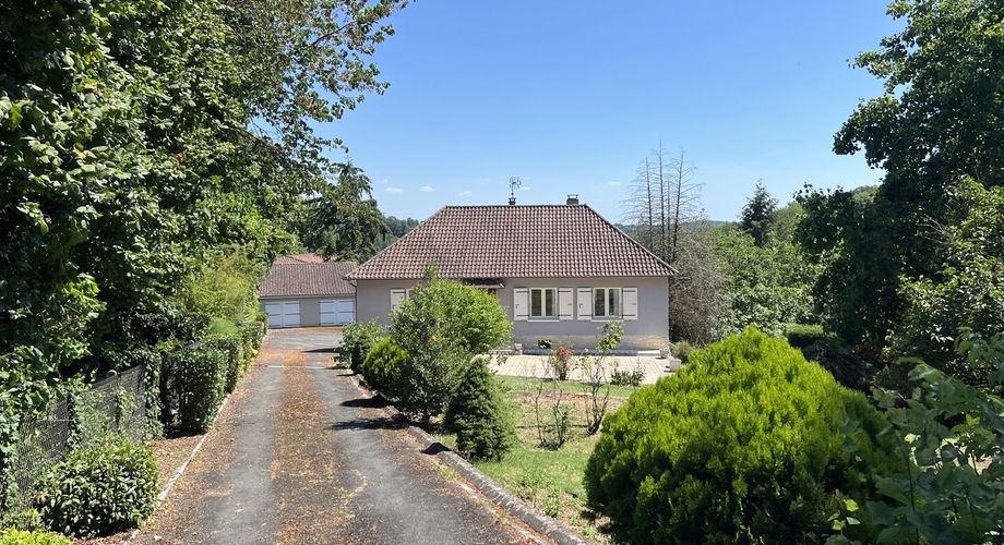 Dans le bourg de Thenon, avec l'ensemble des services et commerces à proximité, maison de 170 m² habitables avec sous-sol et garage sur 3196 m² de terrain arboré.