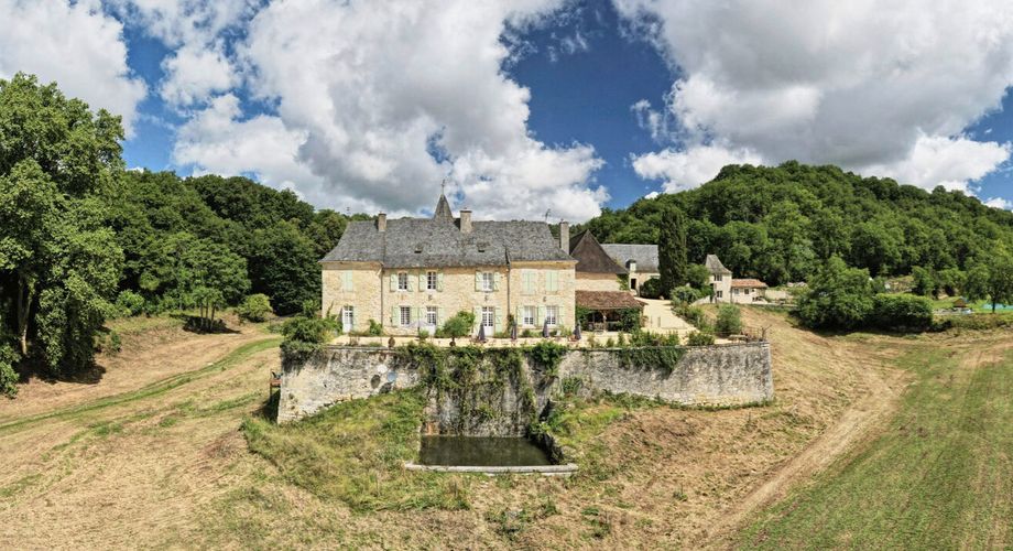 Domaine unique en Périgord Noir sur 67 hectares clos avec château et dépendances.