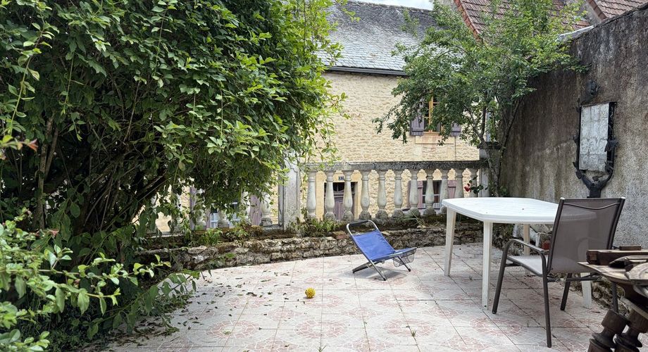 Dans MONTIGNAC-LASCAUX,  jolie maison en pierre à rénover avec jardin d'environ 600 m².