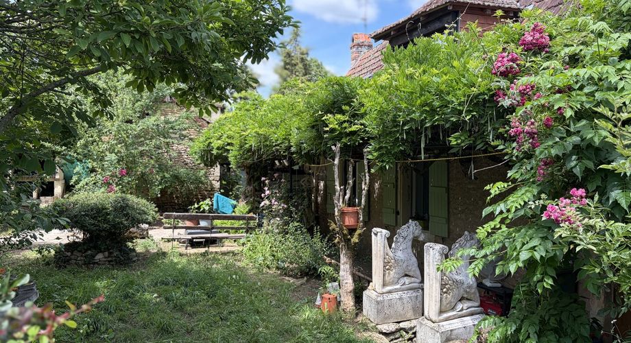 Dans MONTIGNAC-LASCAUX,  jolie maison en pierre à rénover avec jardin d'environ 600 m².