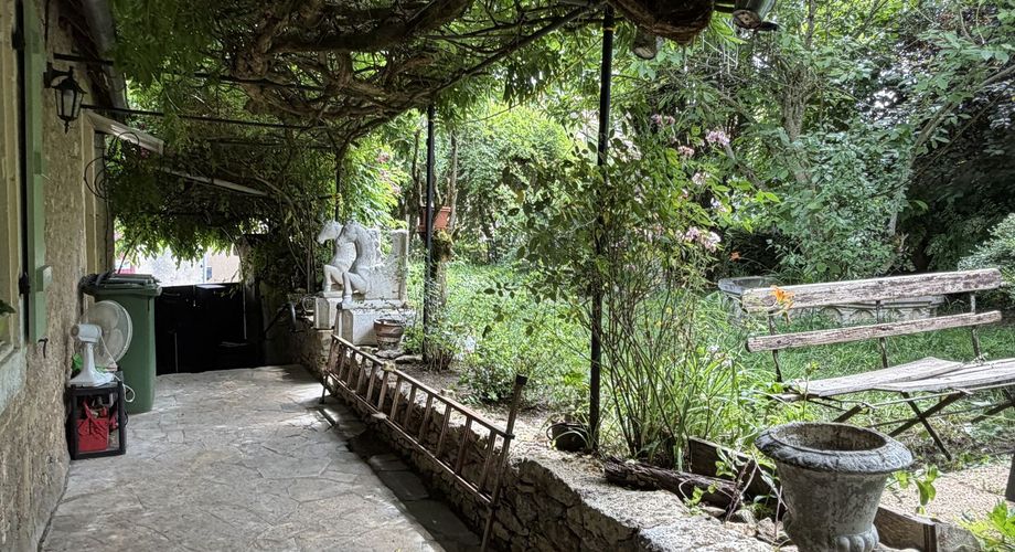 Dans MONTIGNAC-LASCAUX,  jolie maison en pierre à rénover avec jardin d'environ 600 m².