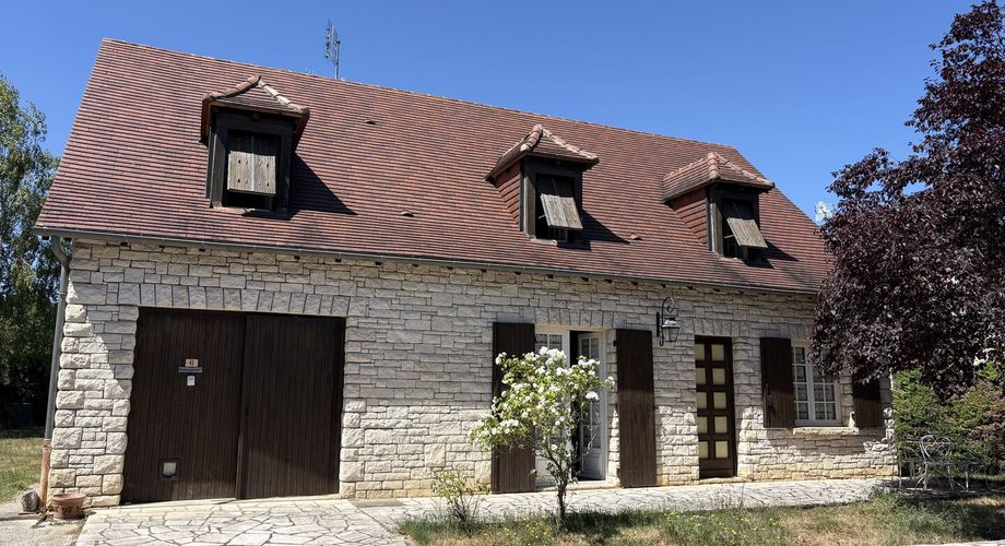 Jolie maison en pierre à Montignac-Lascaux, offrant une chambre de plain-pied, un joli jardin, proche commerces et services.