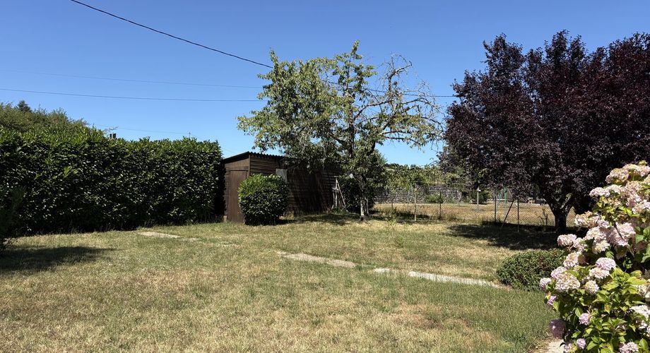 Jolie maison en pierre à Montignac-Lascaux, offrant une chambre de plain-pied, un joli jardin, proche commerces et services.