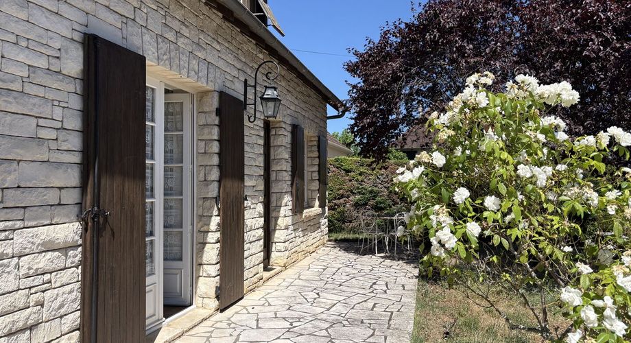 Jolie maison en pierre à Montignac-Lascaux, offrant une chambre de plain-pied, un joli jardin, proche commerces et services.
