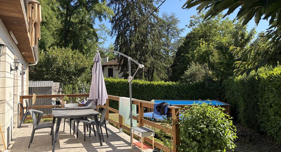 A MONTIGNAC, maison avec gîte sur terrain de 500 m² avec piscine hors-sol.