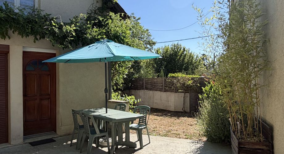 A MONTIGNAC, maison avec gîte sur terrain de 500 m² avec piscine hors-sol.