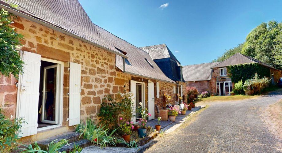Belle propriété de caractère offrant plus de 21 hectares, aux portes du Périgord Noir, dans un emplacement calme et isolé entre MONTIGNAC, TERRASSON et HAUTEFORT.