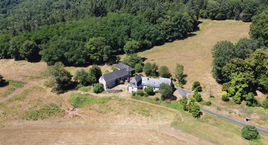 Belle propriété de caractère offrant plus de 21 hectares, aux portes du Périgord Noir, dans un emplacement calme et isolé entre MONTIGNAC, TERRASSON et HAUTEFORT.