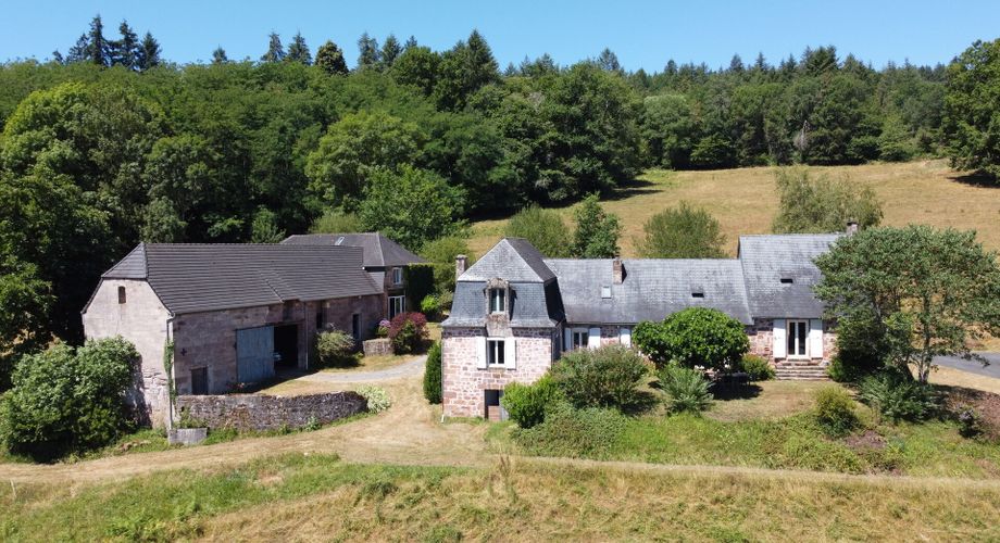 Belle propriété de caractère offrant plus de 21 hectares, aux portes du Périgord Noir, dans un emplacement calme et isolé entre MONTIGNAC, TERRASSON et HAUTEFORT.