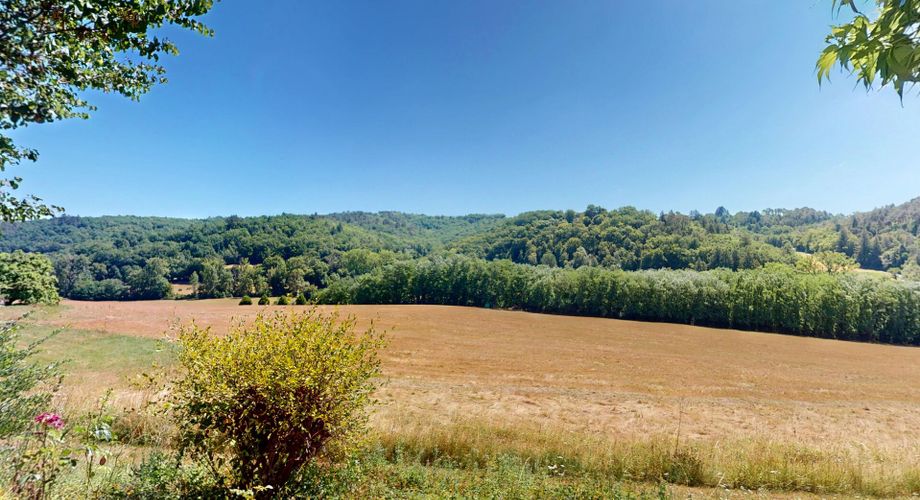 Belle propriété de caractère offrant plus de 21 hectares, aux portes du Périgord Noir, dans un emplacement calme et isolé entre MONTIGNAC, TERRASSON et HAUTEFORT.