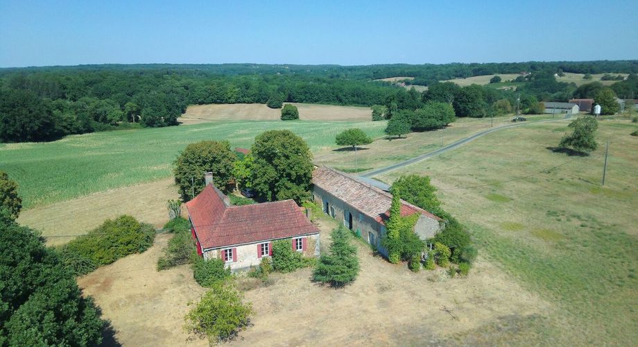 Charmante ancienne ferme située dans un endroit isolé, avec un gîte sur plus de 1,2 hectare et diverses dépendances, dont un magnifique atelier d'artiste
