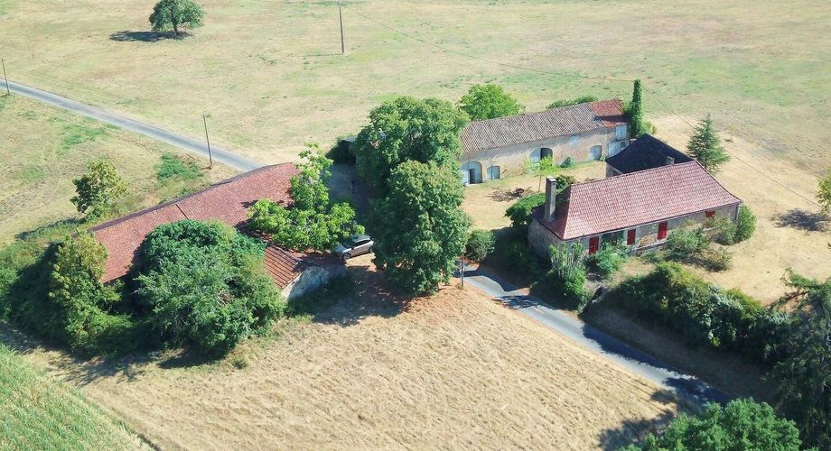 Charmante ancienne ferme située dans un endroit isolé, avec un gîte sur plus de 1,2 hectare et diverses dépendances, dont un magnifique atelier d'artiste