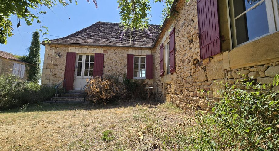 Charmante ancienne ferme située dans un endroit isolé, avec un gîte sur plus de 1,2 hectare et diverses dépendances, dont un magnifique atelier d'artiste