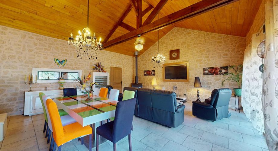 En Périgord Noir à quelques kilomètres de Montignac-Lascaux, maison de plain pied offrant trois chambres et terrain.