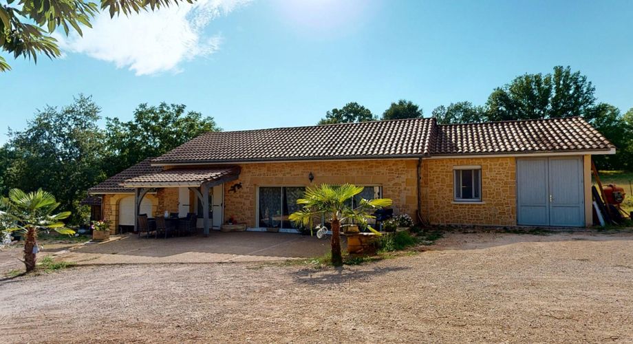 En Périgord Noir à quelques kilomètres de Montignac-Lascaux, maison de plain pied offrant trois chambres et terrain.