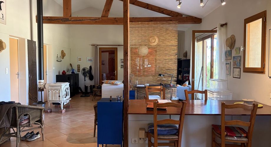 Sur les hauteurs, entre Les Eyzies, Plazac et Rouffignac, ensemble comprenant une maison de plain-pied et un petit chalet sur près de 6000 m² de terrain.