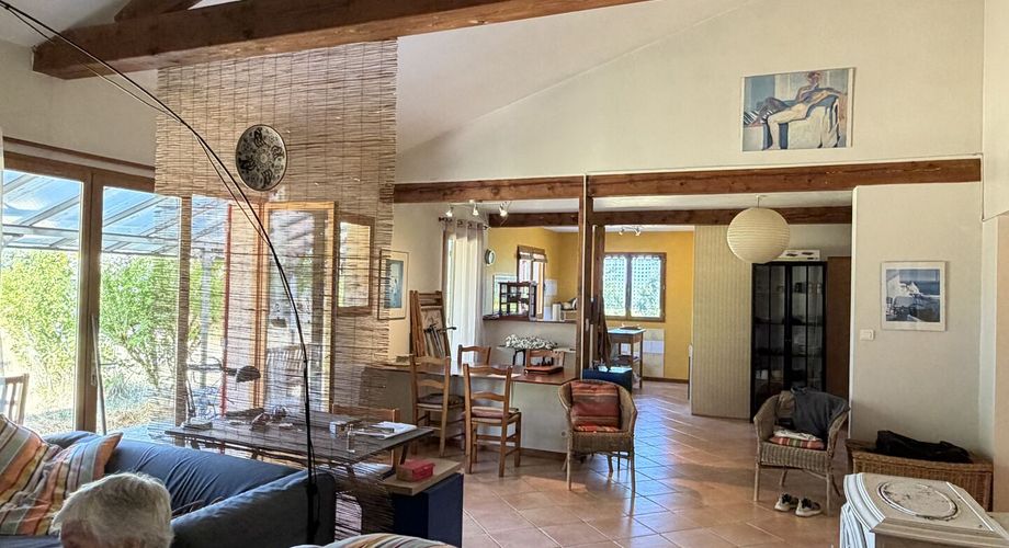 Sur les hauteurs, entre Les Eyzies, Plazac et Rouffignac, ensemble comprenant une maison de plain-pied et un petit chalet sur près de 6000 m² de terrain.