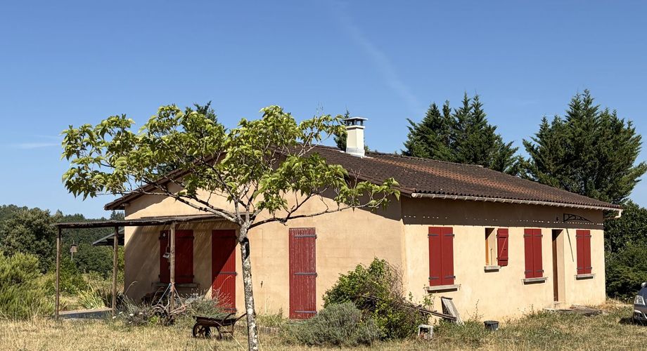 Sur les hauteurs, entre Les Eyzies, Plazac et Rouffignac, ensemble comprenant une maison de plain-pied et un petit chalet sur près de 6000 m² de terrain.