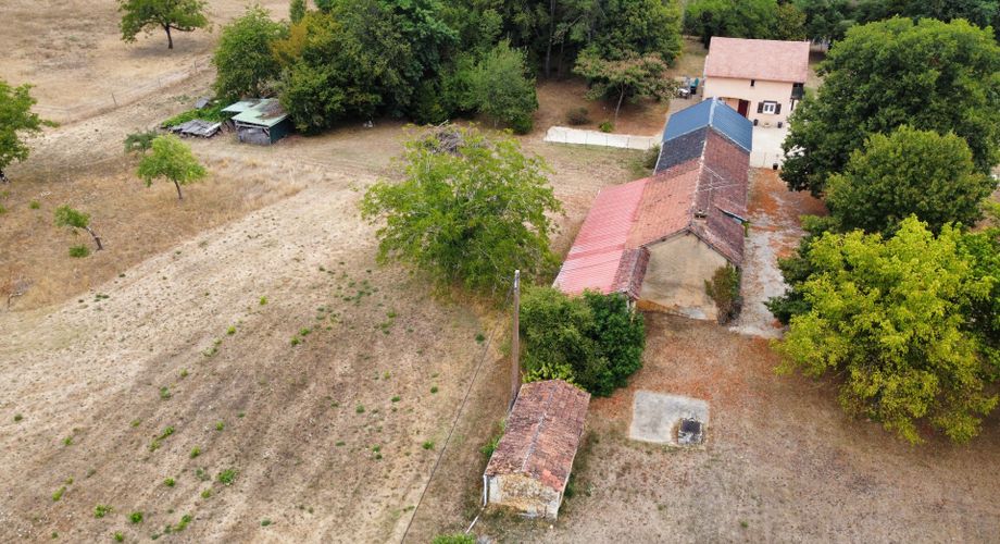 En Périgord blanc, dans un village avec commerces et écoles, cette propriété unique composée d’une ancienne ferme sur plus de 8000 m2 de terrain plat, offre un beau potentiel de rénovation et/ou de construction (4000 m2 constructibles). Rare!
