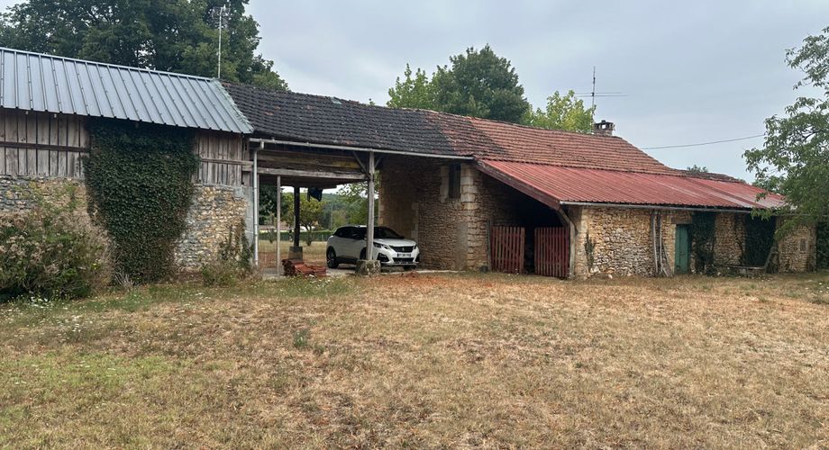 En Périgord blanc, dans un village avec commerces et écoles, cette propriété unique composée d’une ancienne ferme sur plus de 8000 m2 de terrain plat, offre un beau potentiel de rénovation et/ou de construction (4000 m2 constructibles). Rare!