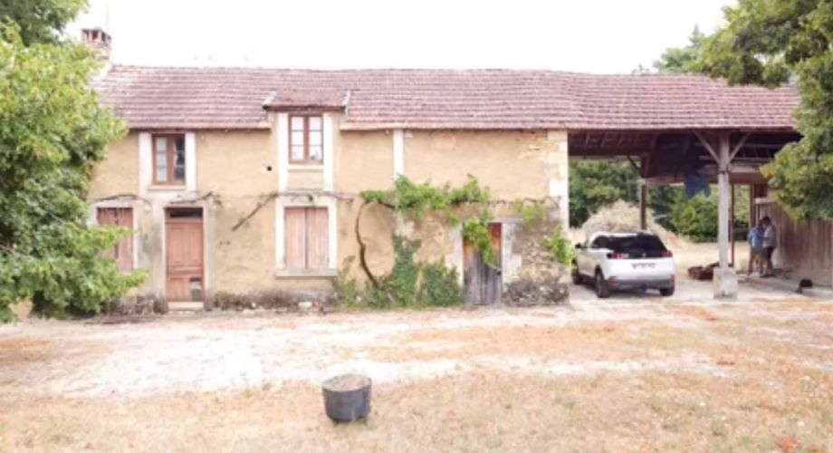 En Périgord blanc, dans un village avec commerces et écoles, cette propriété unique composée d’une ancienne ferme sur plus de 8000 m2 de terrain plat, offre un beau potentiel de rénovation et/ou de construction (4000 m2 constructibles). Rare!
