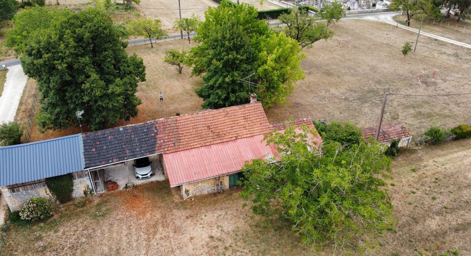 En Périgord blanc, dans un village avec commerces et écoles, cette propriété unique composée d’une ancienne ferme sur plus de 8000 m2 de terrain plat, offre un beau potentiel de rénovation et/ou de construction (4000 m2 constructibles). Rare!
