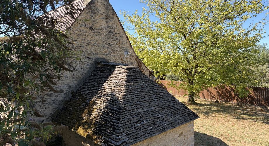 Ensemble typique situe dans un authentique du Périgord Noir, entre Sarlat et Montignac.