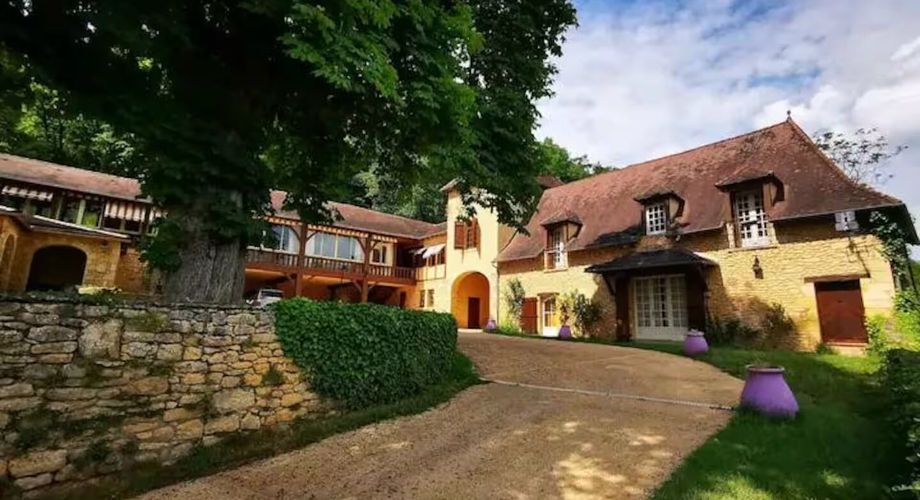 Propriété de charme en Périgord Noir avec gîtes, tennis, bassin et parc arboré sur environ 2 hectares.
