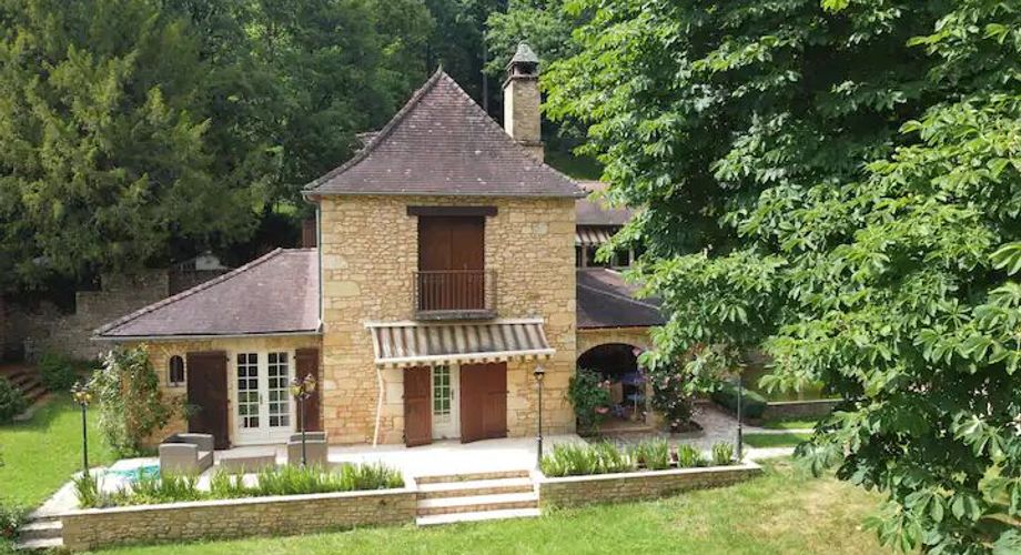 Propriété de charme en Périgord Noir avec gîtes, tennis, bassin et parc arboré sur environ 2 hectares.