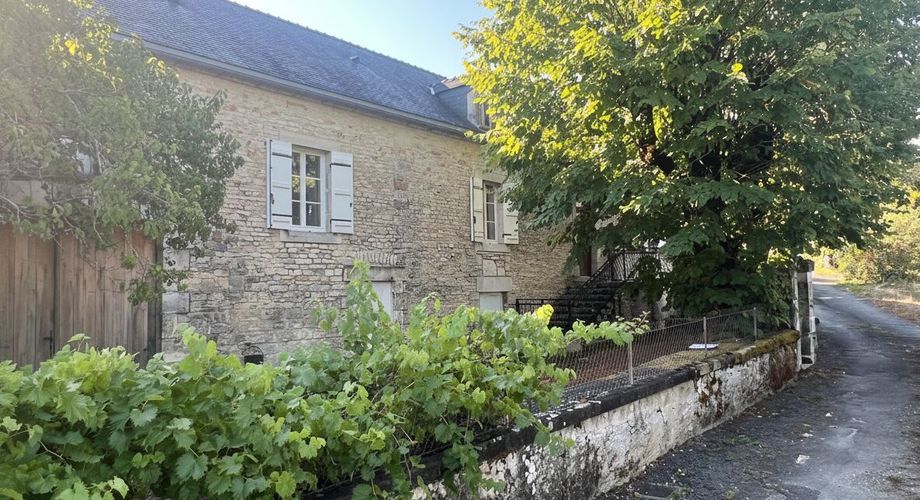 Maison en pierre dans le bourg de Sainte-Orse, habitable de plain pied avec terrain attenant et dépendances.