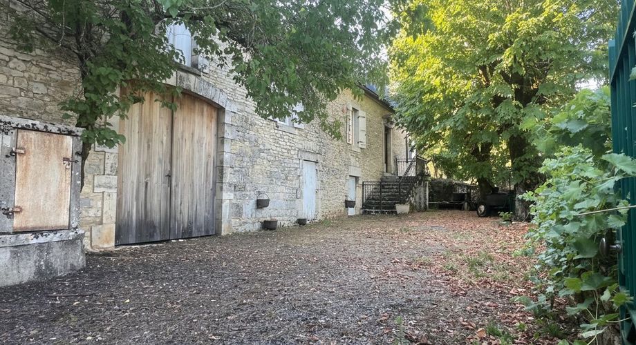 Maison en pierre dans le bourg de Sainte-Orse, habitable de plain pied avec terrain attenant et dépendances.