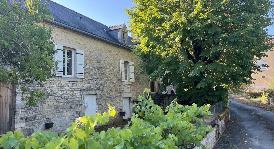 Maison en pierre dans le bourg de Sainte-Orse, habitable de plain pied avec terrain attenant et dépendances.