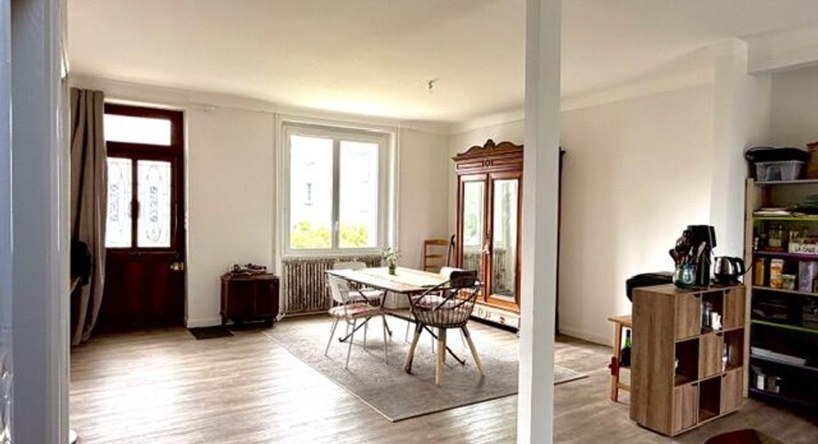 En plein centre de Montignac, avec accès écoles et commerces à pieds, maison d’environ 122 m² habitables avec piscine et jardin.