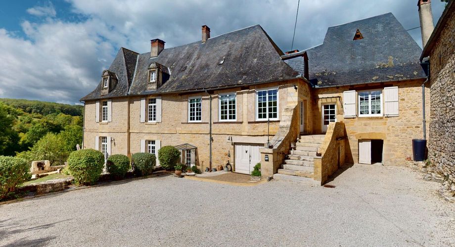 Emplacement rare pour cette superbe demeure du XVII ème siècle rénovée avec 1,8  ha au cœur d’un village du Périgord Noir avec commerces. 
