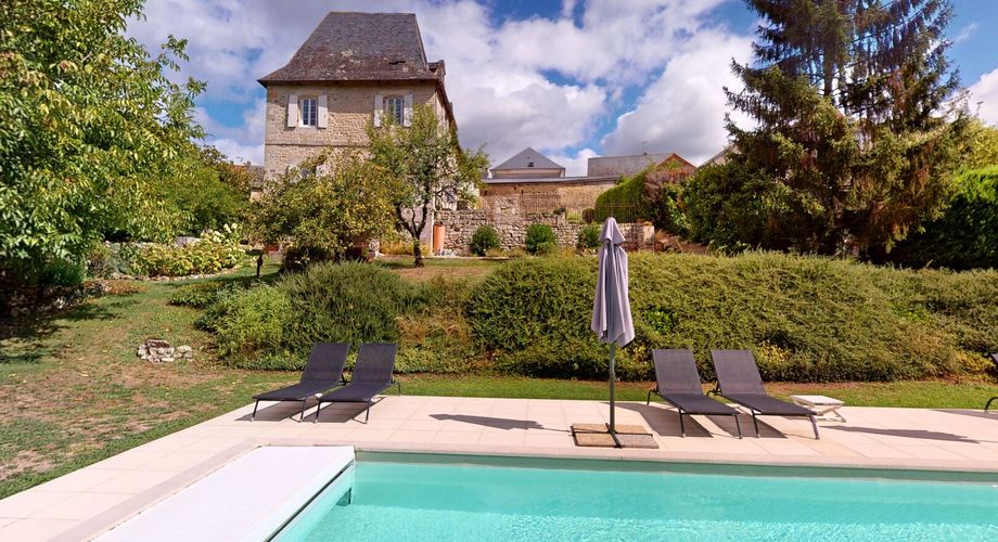 Emplacement rare pour cette superbe demeure du XVII ème siècle rénovée avec 1,8  ha au cœur d’un village du Périgord Noir avec commerces. 