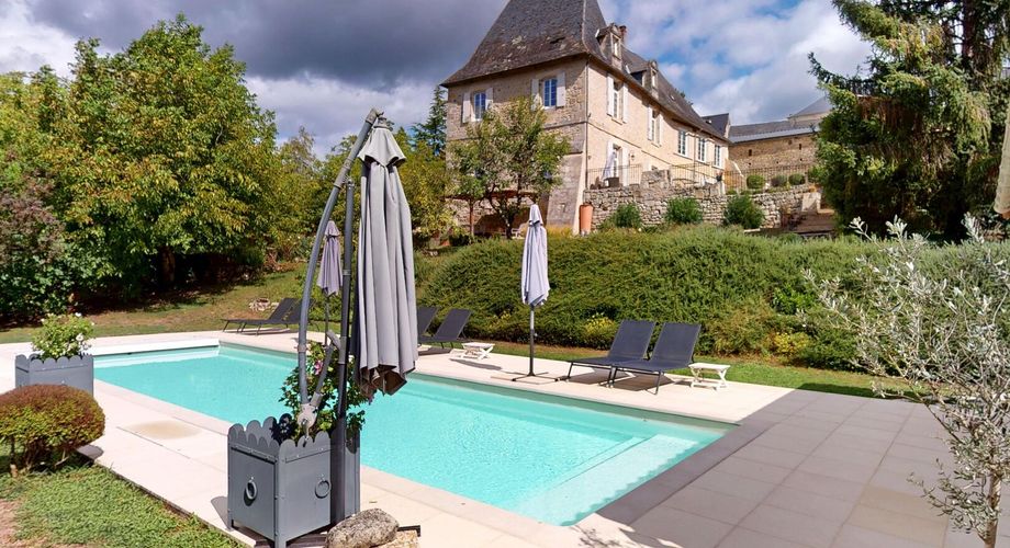 Emplacement rare pour cette superbe demeure du XVII ème siècle rénovée avec 1,8  ha au cœur d’un village du Périgord Noir avec commerces. 